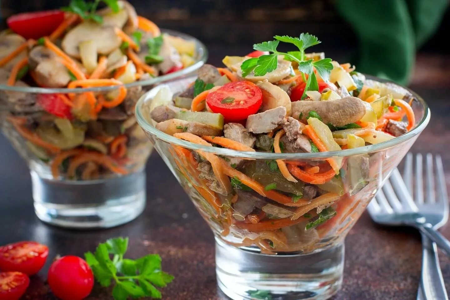 Салат из огурцов с луком и морковью. Салат с куриной печенью и солеными огурцами. салат с куриной печенью и солеными огурцами и морковью. салат с печенью и корейской морковью. салат с куриной печенью и корейской морковью и солеными огурцами.