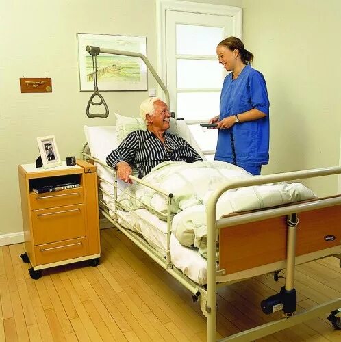 Уход за лежачими после инсульта. Кровать для лежачих больных. Кровати для лежачих пожилых людей. Функциональная кровать для пожилых. Кровать за лежачими больными.