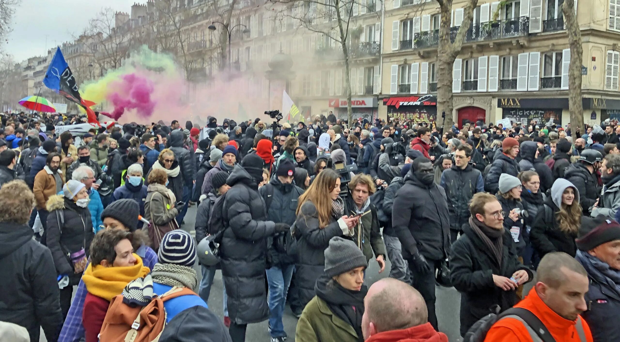 Французы миллион. Протесты во Франции 2023. Митинги в Париже 2023. Протесты против пенсионной реформы во Франции. Протестующие во Франции.