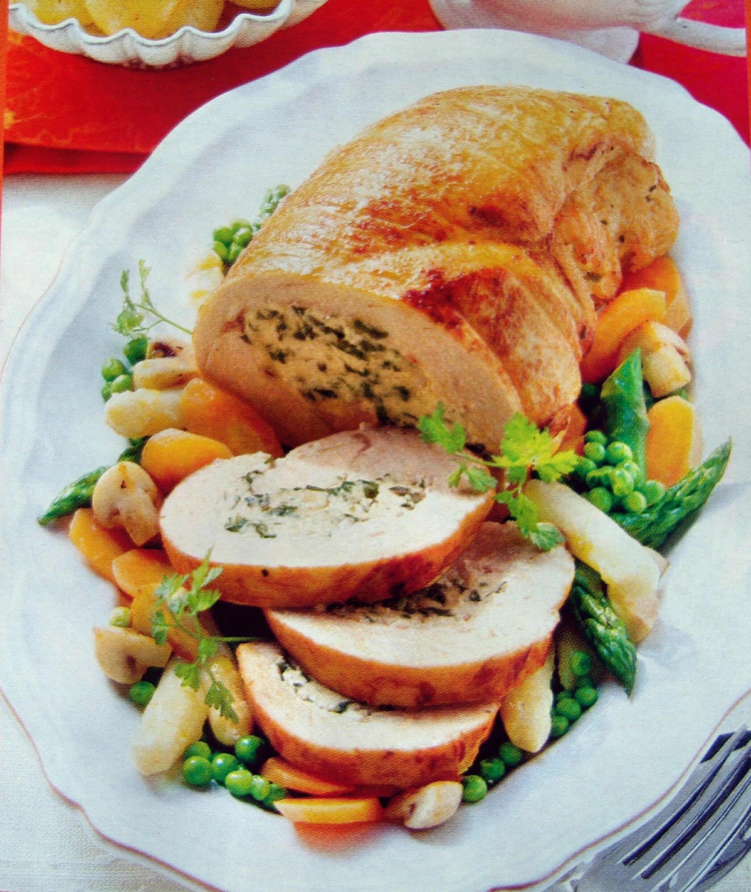 Постное мясо. Праздничный рулет из индейки. Филе грудки индейки зам. Рулет курочка ряба. Банкетное блюдо из индейки.