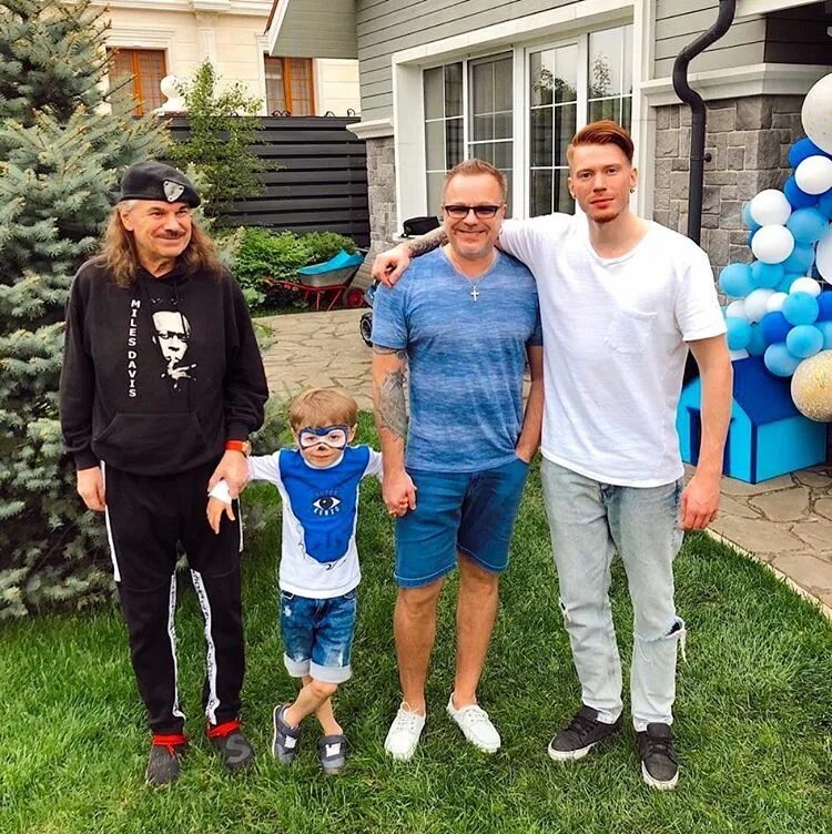 Сын младший сын старший. Сын младший сын старший. Дружинина и мукасей в молодости. Сын младший сын старший. Сын младший сын старший.