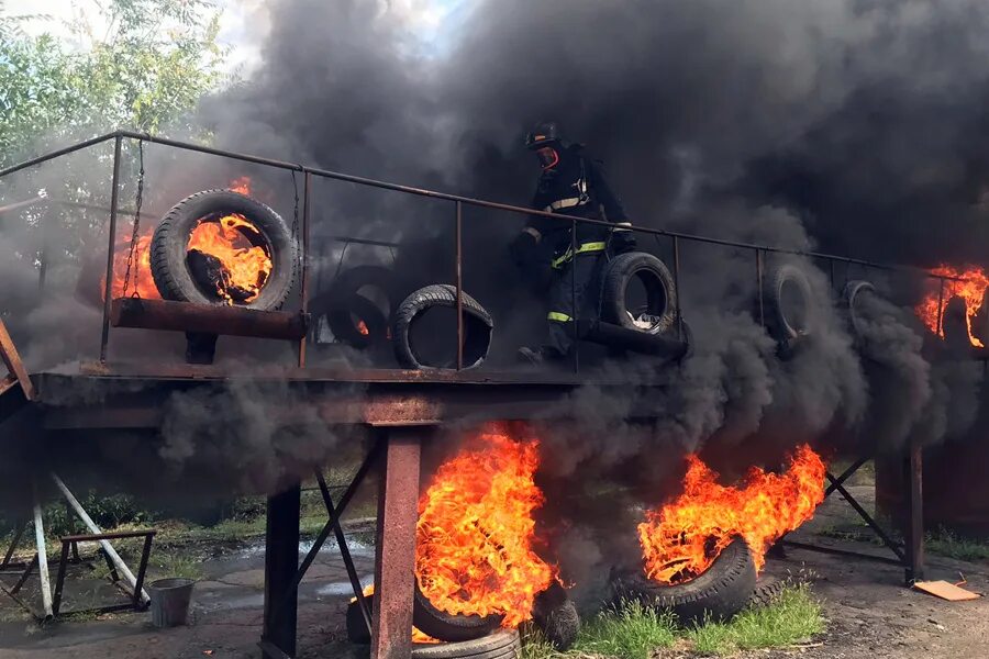 Пожарная полоса. Огневая полоса мчс. тренировка на огневой полосе. учебно-тренировочные занятия пожар. огневая полоса психологической подготовки пожарных.