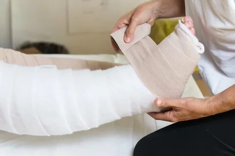 Как бинтуют ноги перед операцией эластичным