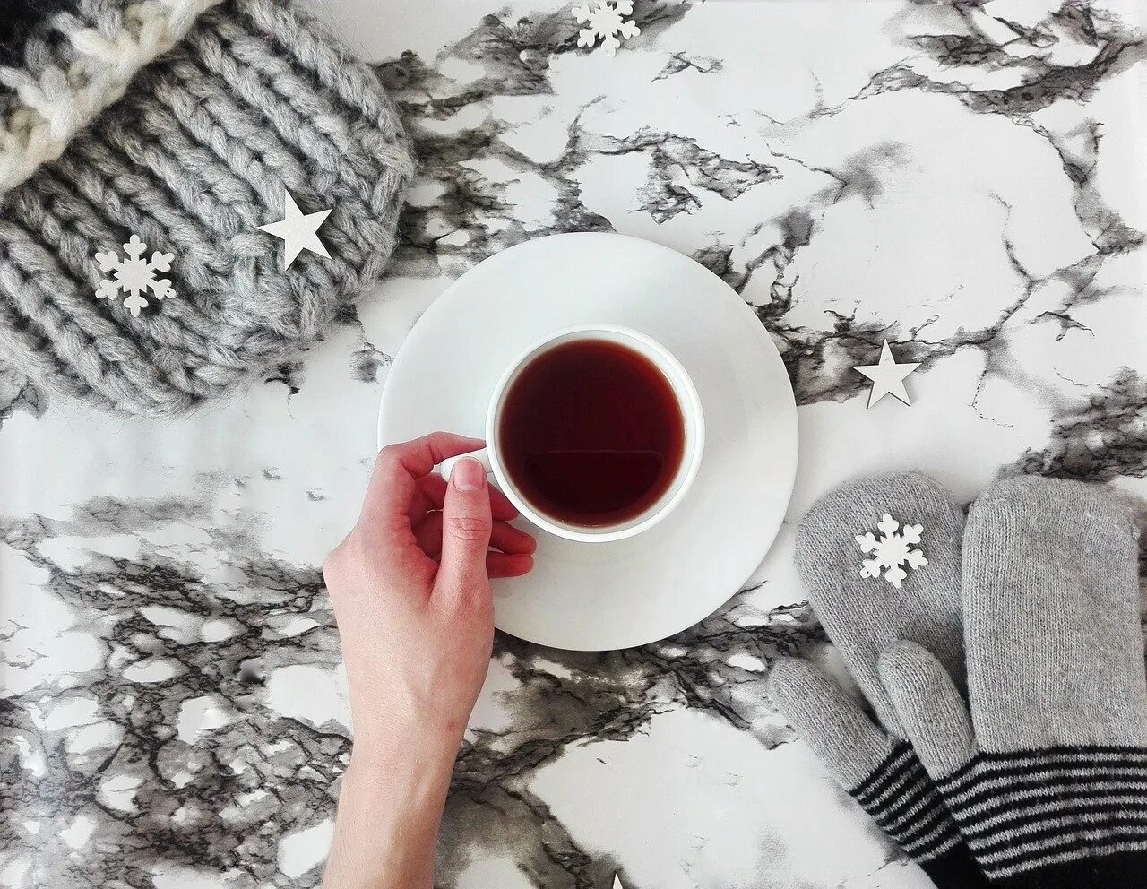 Чай зима. Чай зимний. зимнее чаепитие. кружка чая зимой.