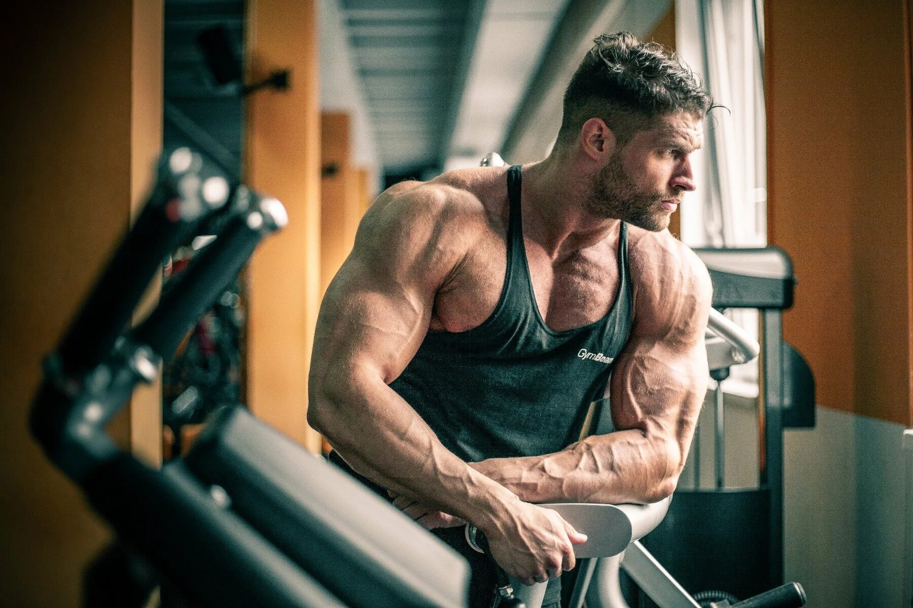 начинающий атлет. медленный бег. начинающий атлет. начинающий атлет. занятия в спортзале.