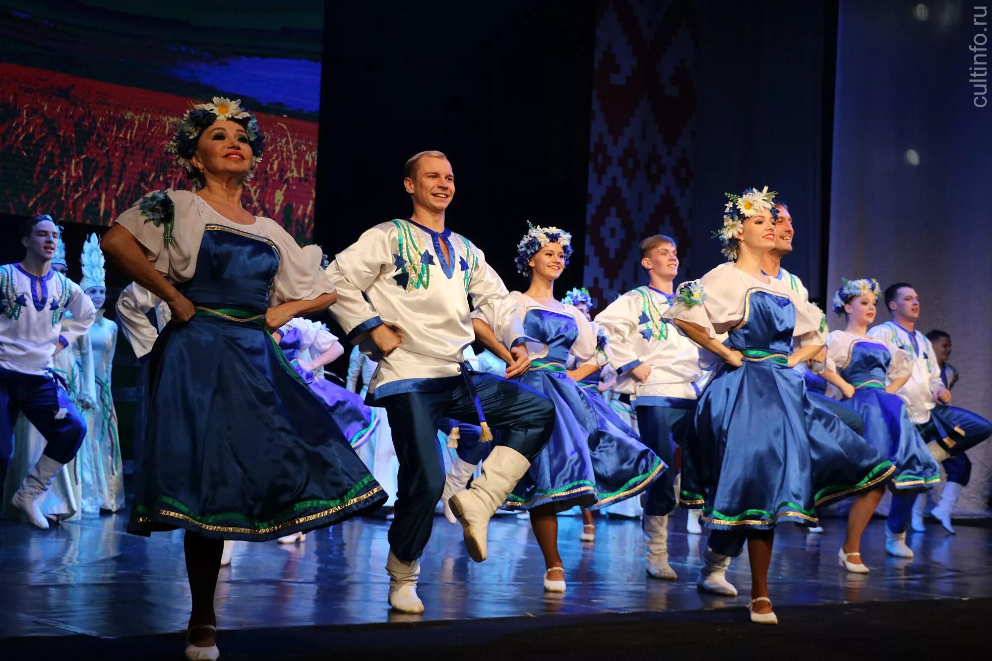 Череповецкий ансамбль северные зори. Танец северная фантазия тольятти. Северные зори. Ансамбль северные зори. Ансамбль северные зори череповец официальный сайт.