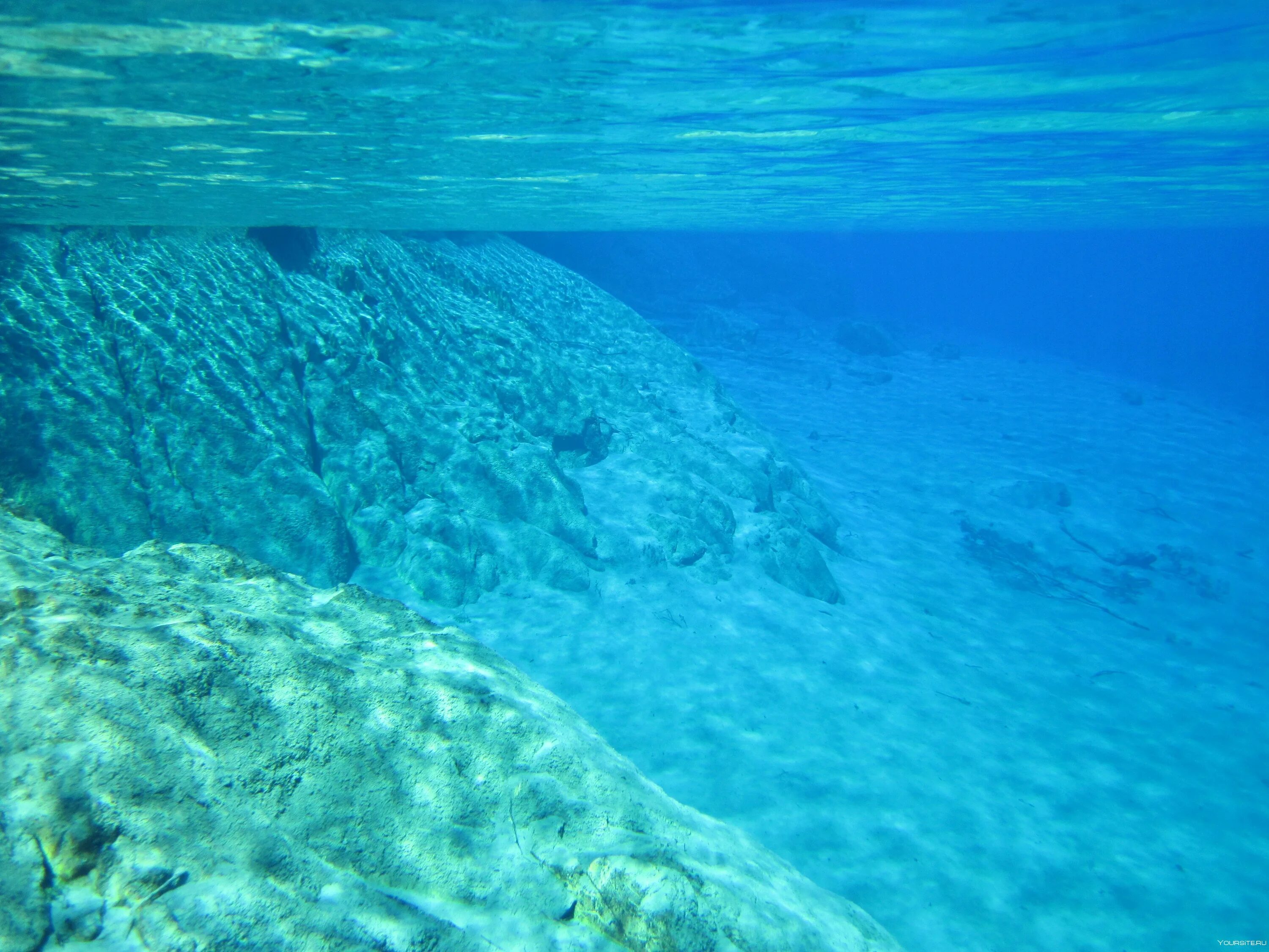 Голубое озеро (Rotomairewhenua). Дно океана. Прозрачное море. Прозрачная вода море. Бассейн океана нельсон