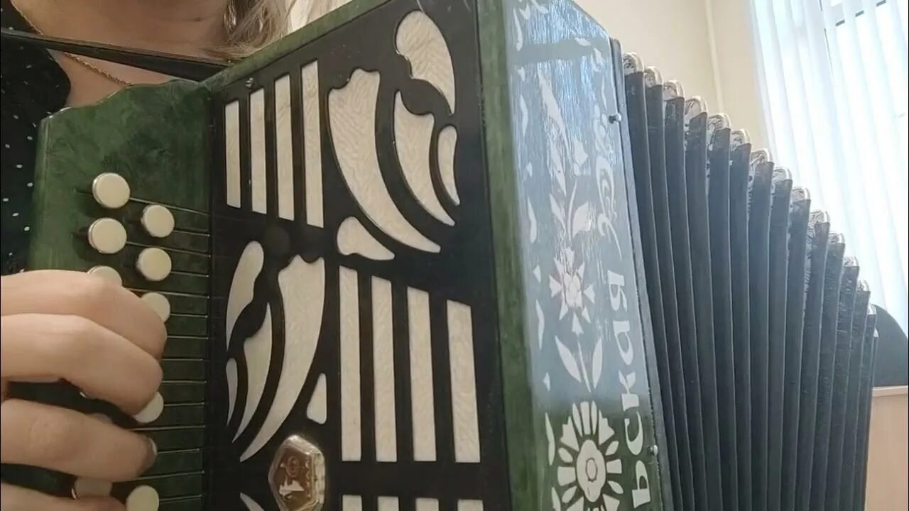 Цифры под гармонь. Яблочко на гармони. Гармонь в деревне разборы на гармони. Гармошка по цифрам. На гармони журавли разбор.