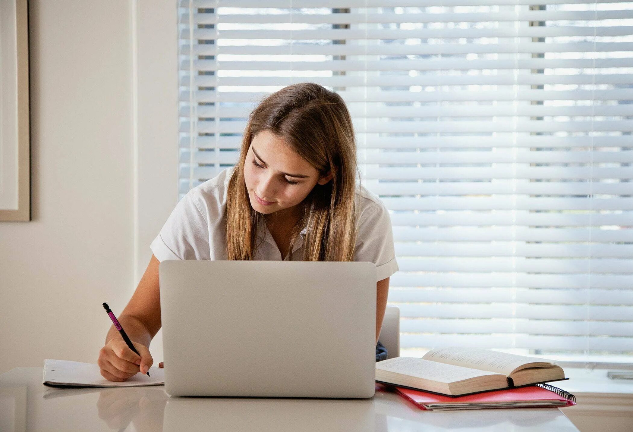 She study for her exams. Самостоятельное изучение. Трудолюбивый студент. Самостоятельная учеба. Самостоятельная учебаучеба.