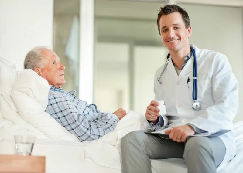 Бразильские пенсионеры. Медицина. Patient person is. Беседа врача с пациентом. Patient person.