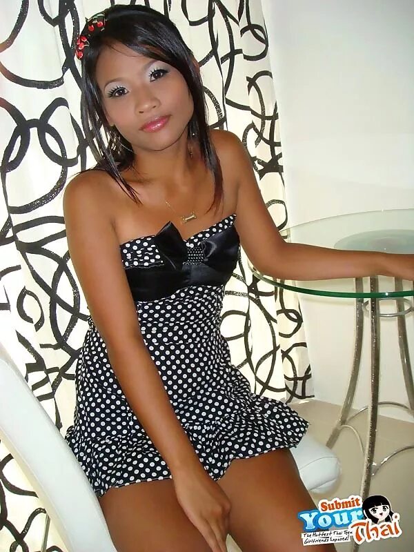 Soi 6 roxy. Красивые тайки в паттайе. Молоденькие тайки. Миниатюрная тайка. Маленькая тайка модель.