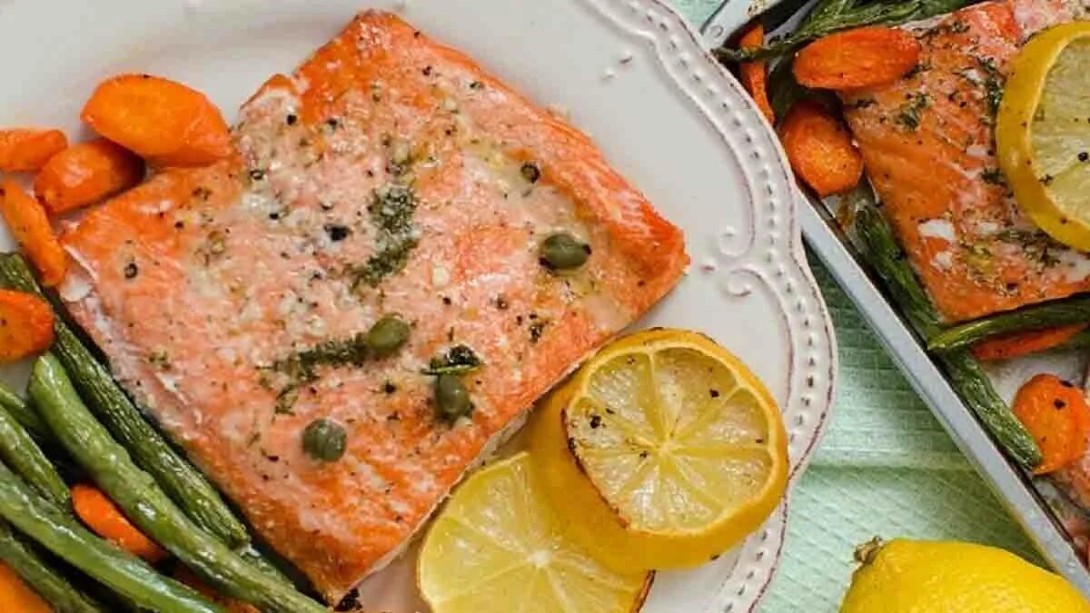 Красная рыба запеченная с луком. Лосось с овощами. гарнир к рыбе. семга запеченная с овощами. гарнир к лососю.