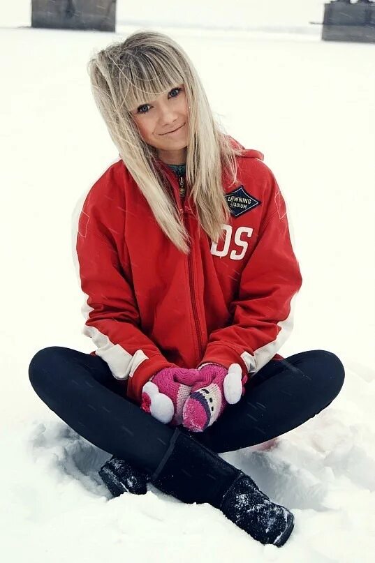 Девушки 2012 года. Британская певица тулиса. Фотосессия в купальнике и пиджаке. Анжела джонссон модель. Рианна в зеленом платье.