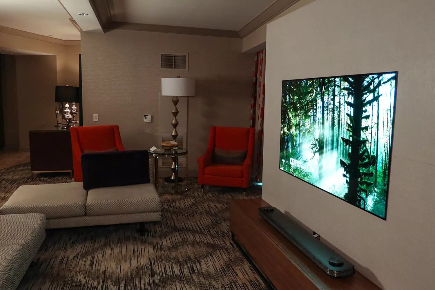 Как добавить телевизор в дом. Lg oled w7. телевизор дома. телевизор в комнате крупно. телевизор лж в интерьере.
