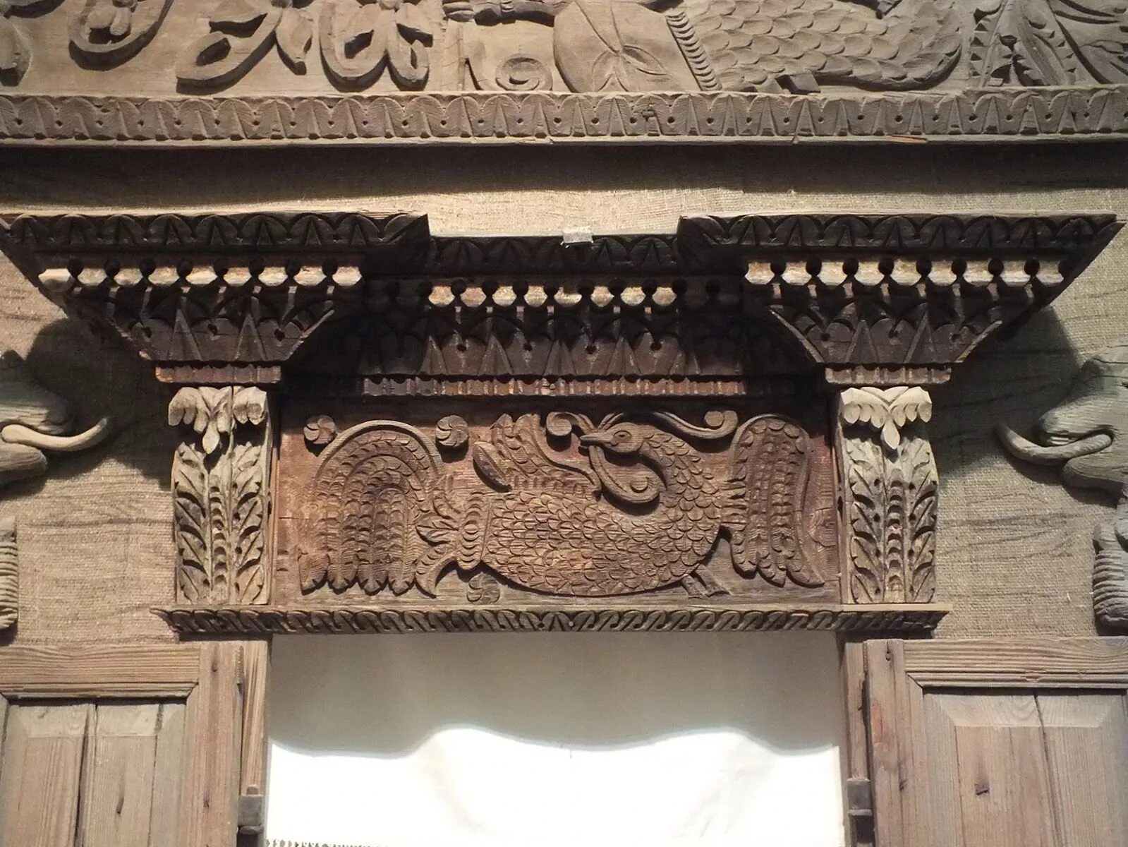 деревянные наличники. деревянные резные перила. домовая резьба прорезная. у резного 3. резные ножки для стола.