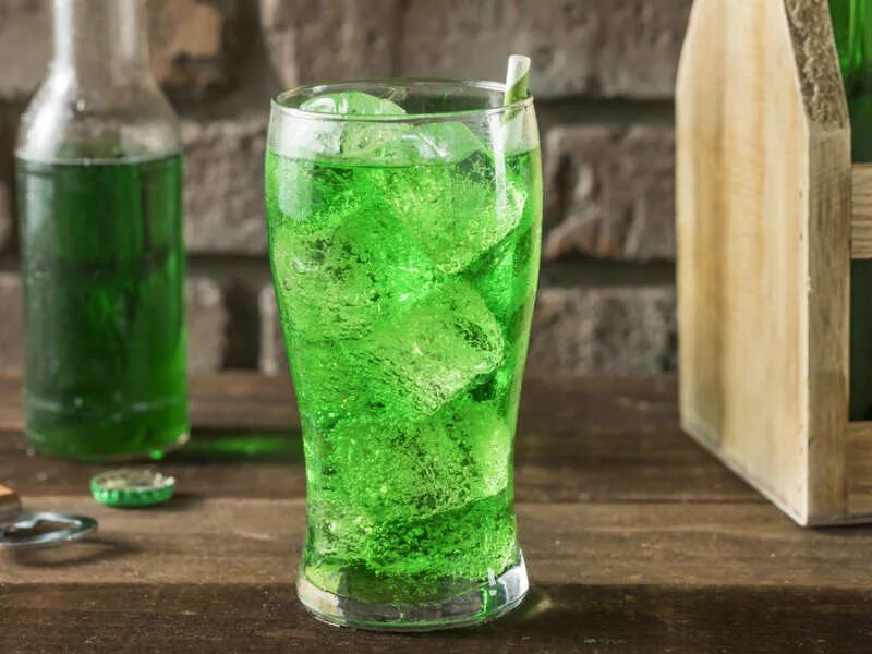 Стакан газировки Тархун. Лимонад Тархун в стакане. Зеленая газировка. Газированная вода в стакане.
