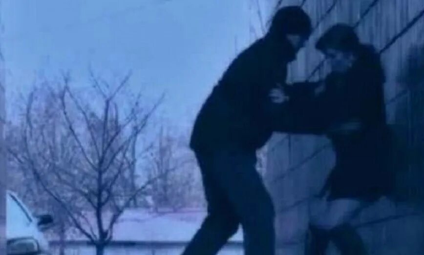 Бандиты украли девушку. Нападение на девушку на улице. маньяк нападает на девушку.