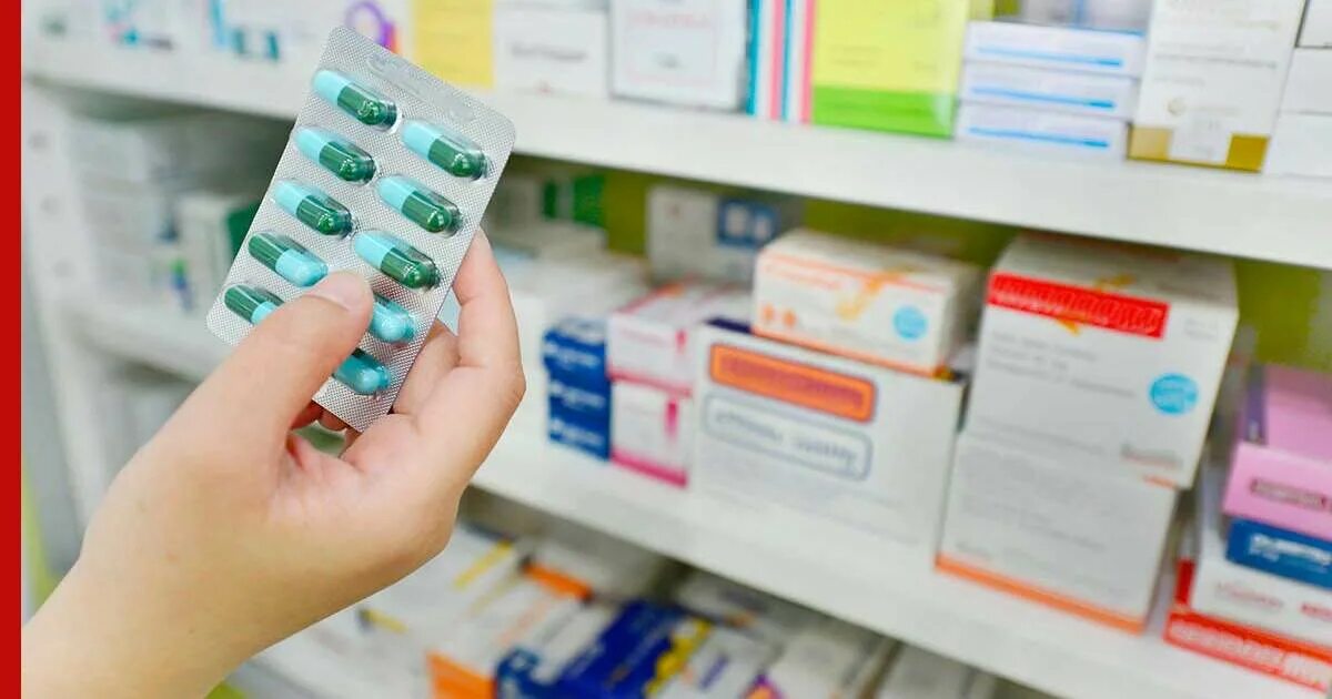 Девушка фармацевт в аптеке. Аптекарь эстетика. Делать лекарства. Приготовление лекарств в аптеке. Кто делает лекарства.