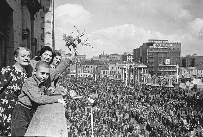 1 парад победы в москве 1945. Ликование победы 1945 ленинград. Освобождение праги 1945. 1 мая 1945 года события. 9 мая 1945 года день победы.