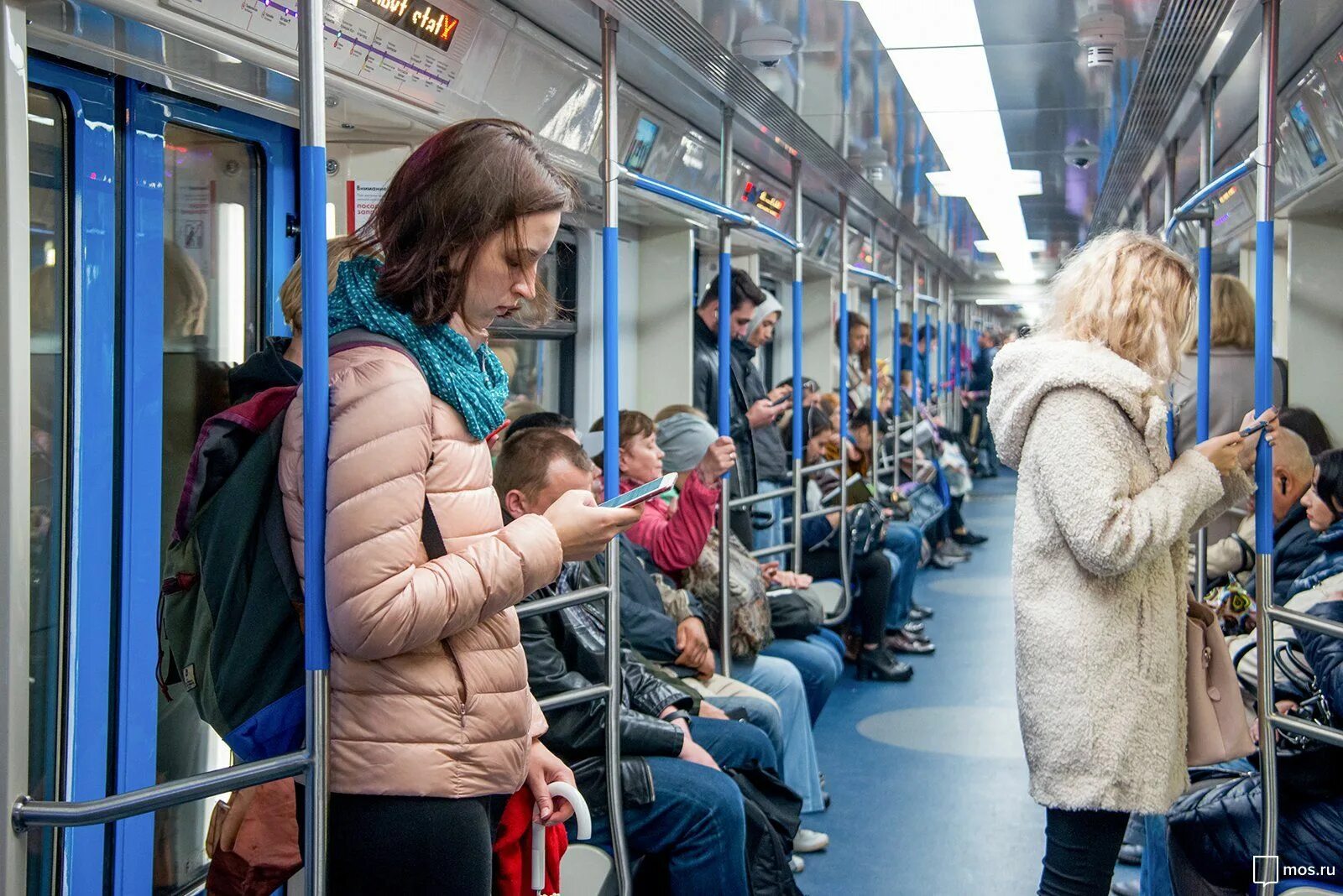 Сколько пассажиров в метро. Омск люди.
