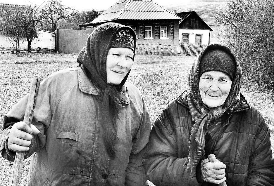 Старые тетки рассказ. Деревенские женщины. Женщина в деревне. Две Деревенские женщины. Международный день сельских женщин.