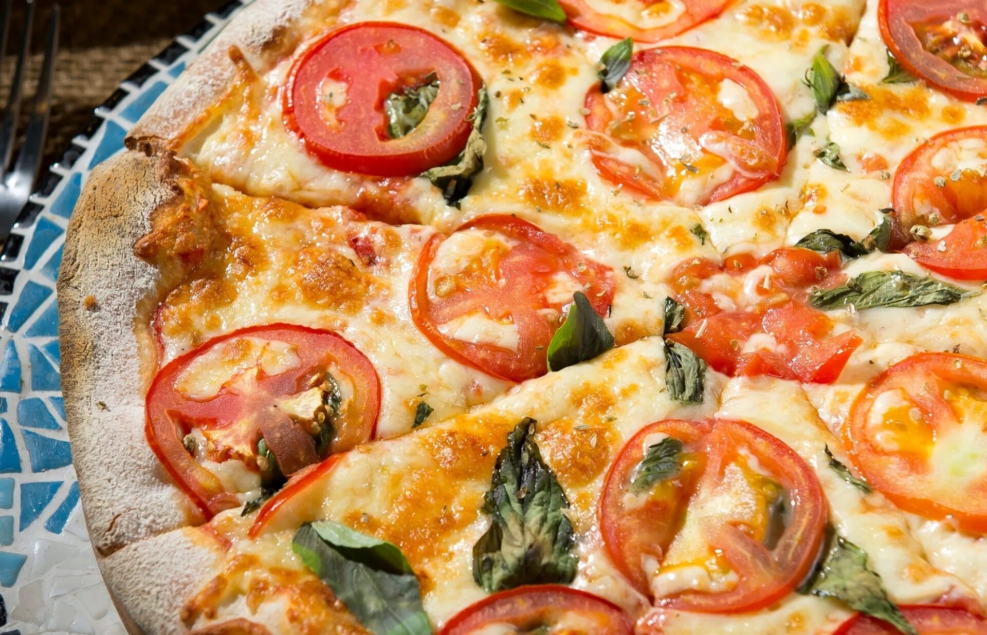 Начинка для пиццы колбаса помидоры. Пицца с помидорами. Пицца с помидорами и сыром. Пицца без помидоров. Пицца с пепперони, томатами и сыром.