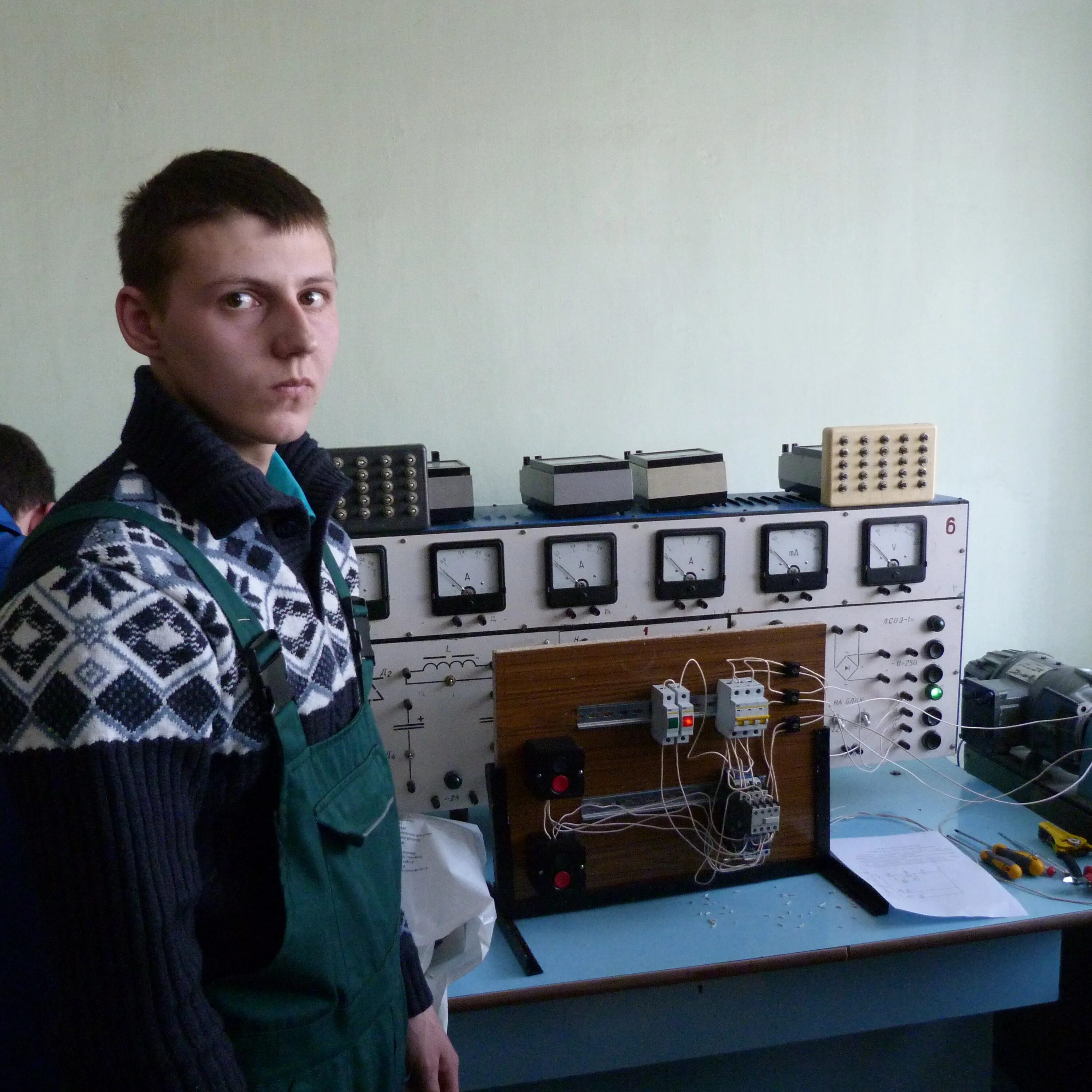 Спец 13. Васян васильков вк. Васян. Сальские новости что с автобусами. Зарядное устройство спец cb-18.