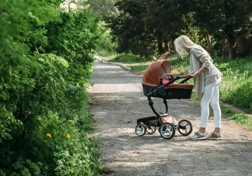 Фотосессия с коляской. Фотосессия прогулки с коляской. Мама гуляет с коляской. Мамас гуляетс сокляской.