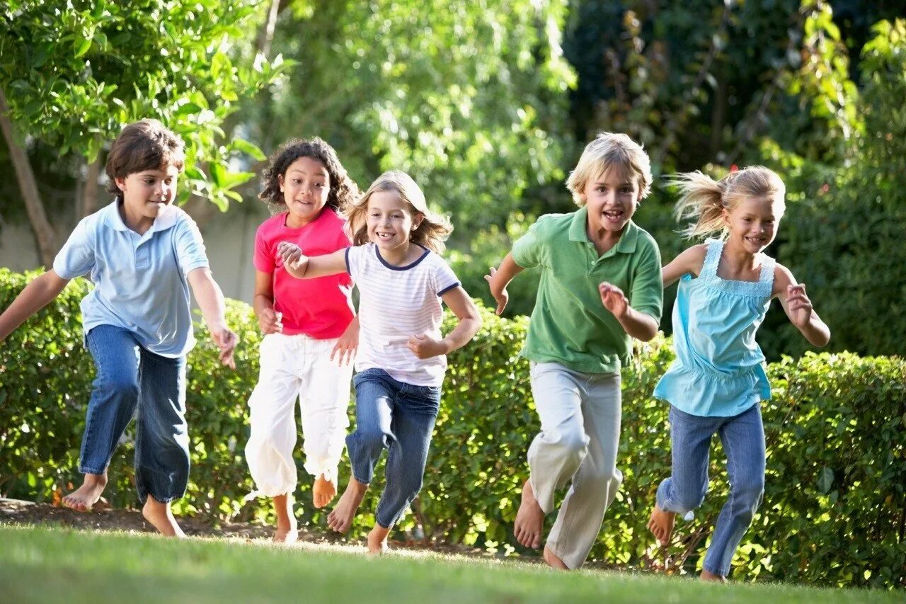 Играть на улице летом. Прогулки на свежем воздухе. Дети на прогулке. Дети бегут. Ребёнок на свежем фодухе.