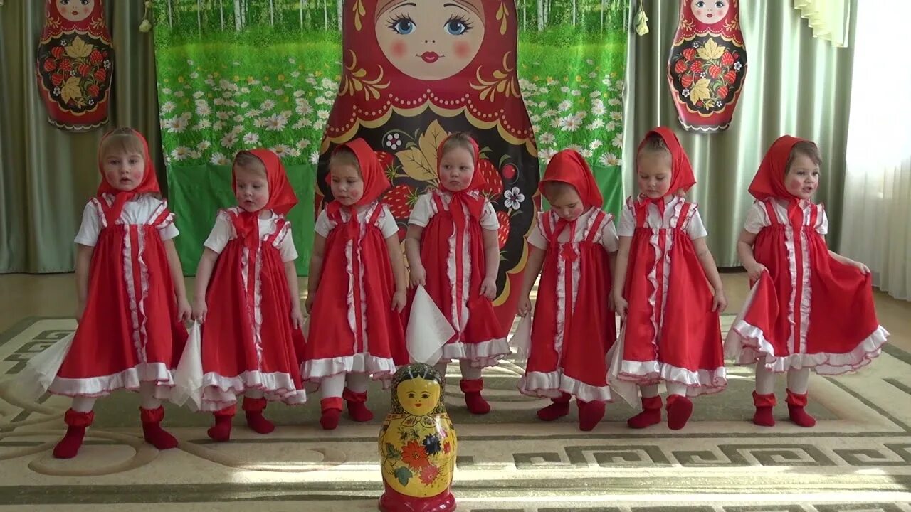 Танец матрешек. Матрешки песня детская танец. Костюм матрешки для танца. Танец матрёшек в детском саду в младшей группе. Танец русские матрешки.