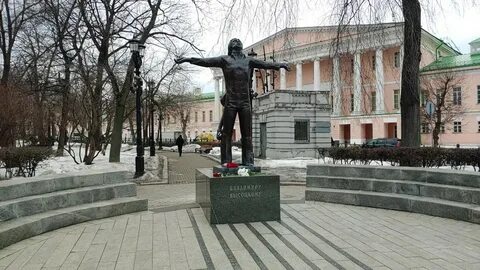 Памятники на бульваре