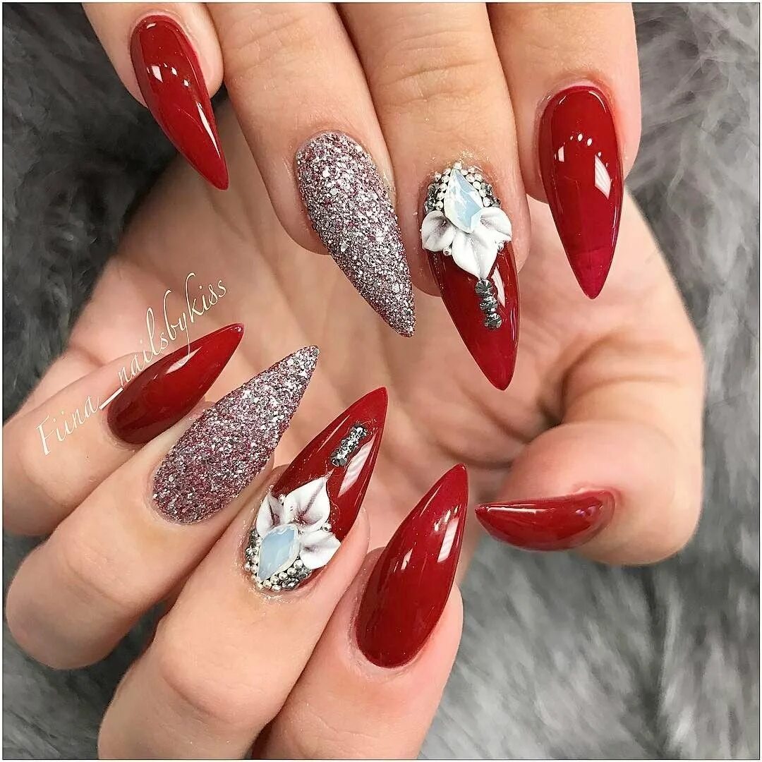 новогодний маникюр острые. ногти новогодние модные острые. новогодний маникюр на острый миндаль. ногти красные с золотом острые. зимний маникюр на длинные острые ноготки.