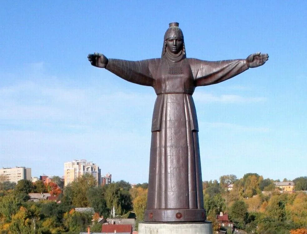 Статуя в чебоксарах. Статуя в чебоксарах. Родина мать чебоксары. Залив чебоксары мать покровительница. Монумент матери покровительнице в чебоксарах.