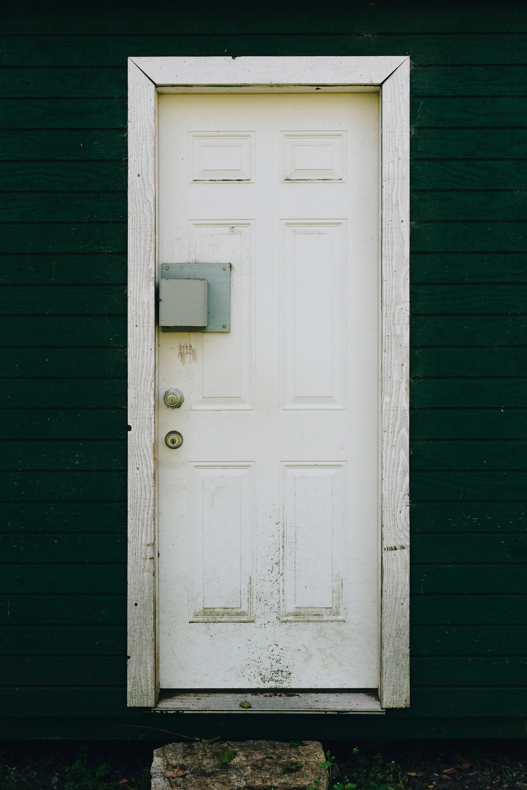 This is my door. Старая белая дверь. Закрытая дверь. Закрытая белая дверь. Белая входная Старая дверь.