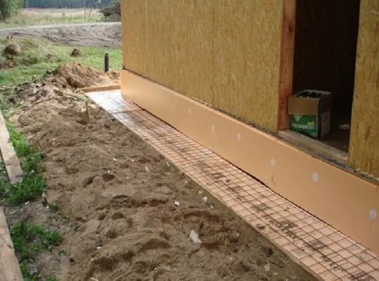 Отмостка с утеплением вокруг дома схема. Теплая отмостка схема. Утепленная отмостка. Утепленная отмостка послойно. Утепленная бетонная отмостка ленточный фундамент.