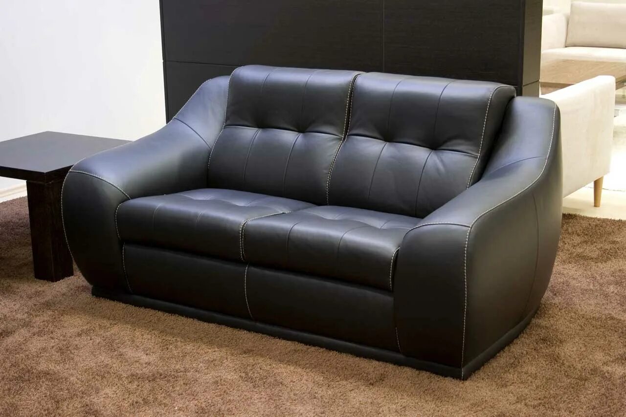 классический кожаный диван. диван с каретной стяжкой со стразами. обтяжка мягкой мебели экокожей. перетяжка мебели экокожей. кожаный диванчик.