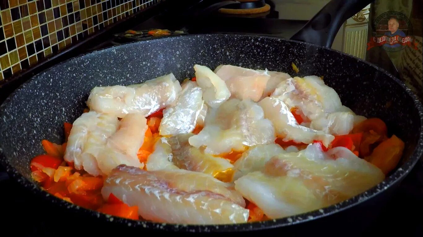 Рыба с овощами на сковороде. Минтай с овощами на сковороде. Рыбная сковородка с овощами. Горбуша тушеная с овощами.