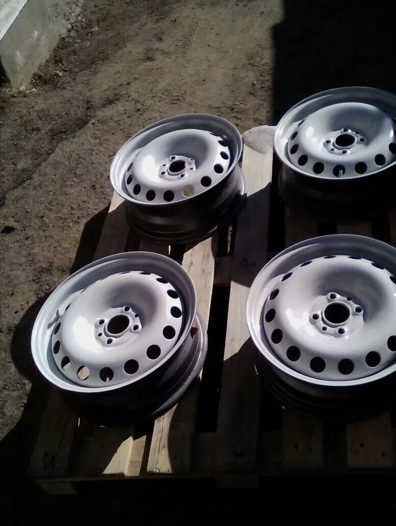 Штампы 15 на ваз 4. 5x14 4x98 et35 dia 58. Штампы r15 4х98. Штамповка на солярис r15. Черные штампы на ваз р14.