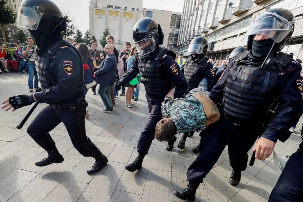 Митинг полицейский. Задержания на митинге в москве. Омон массовые беспорядки. Полиция с дубинками. Митинг полицейский.