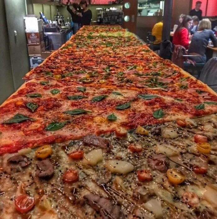 Пицца большие куски. Oversize pizza Санкт-Петербург. Бертгольд-центр Санкт-Петербург пицца. Oversize pizza Club. Оверсайз пицца клаб СПБ.