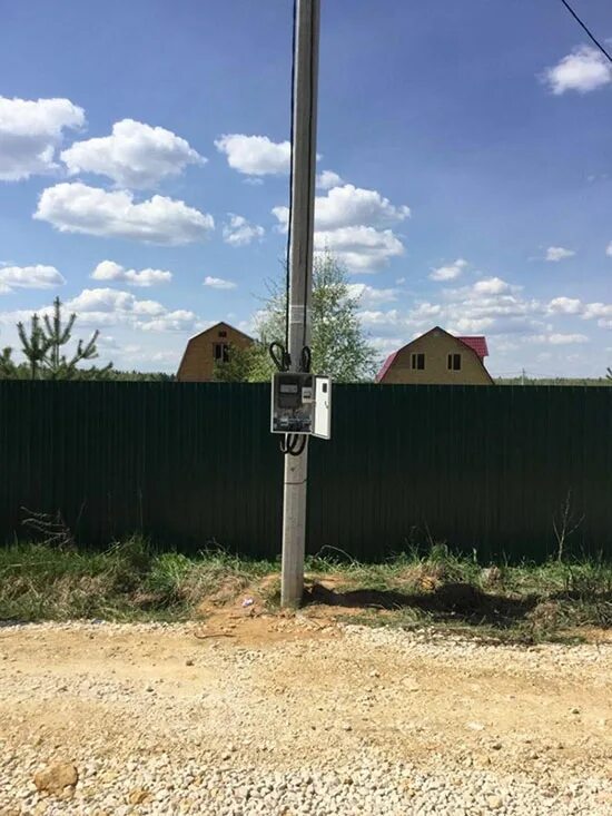 Заземление трубостойки 380. Трубостойка 6 метров для ввода электричества. Электрические столбы к дому. Трубостойка для сип. Трубостойка для щита учета.