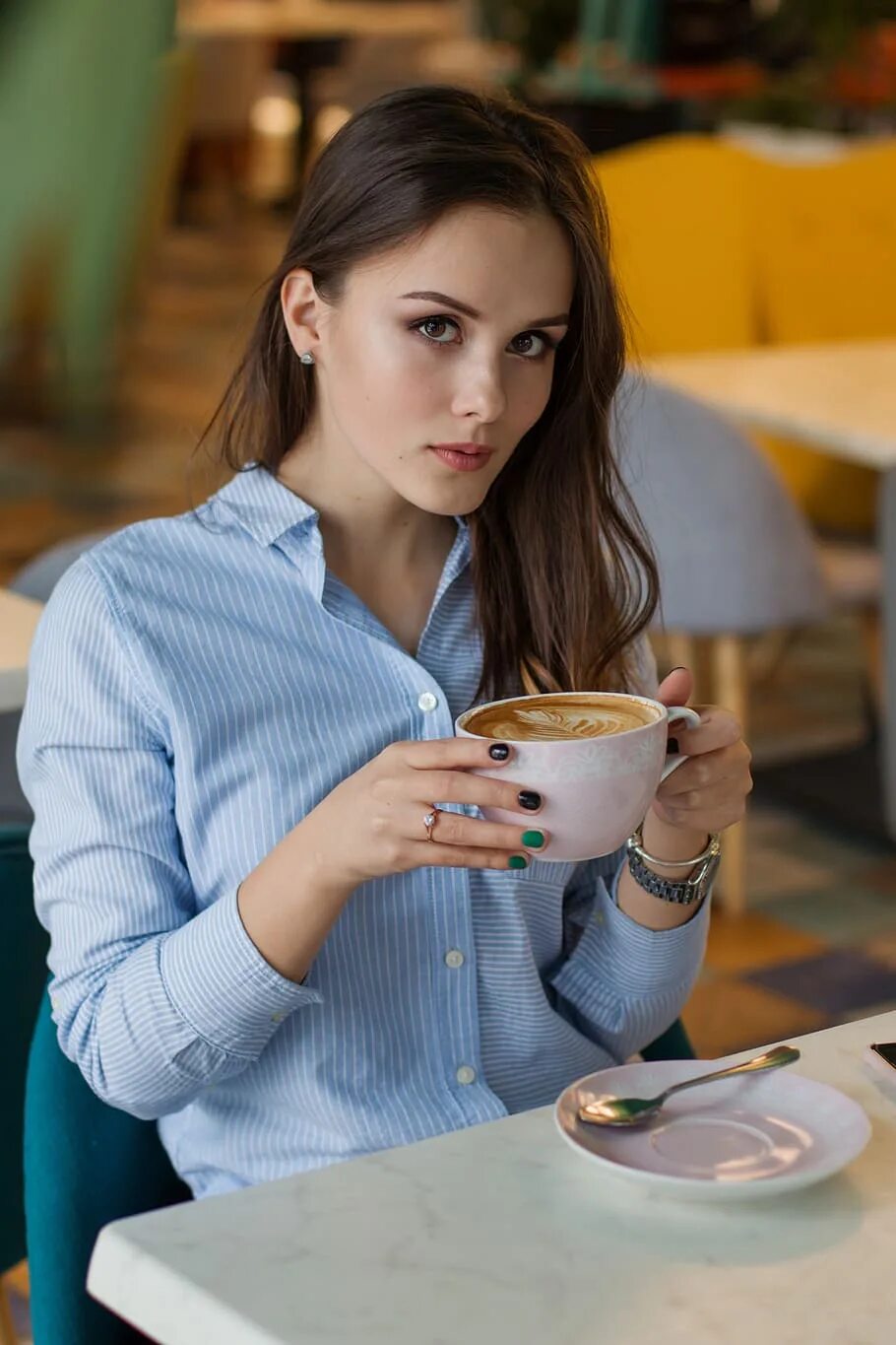 Девушка пьет кофе. Девушка в кафе. Красивая девушка в кафе.