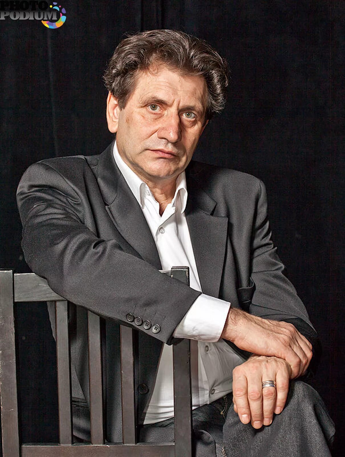 андрей миронов. олег табаков. спектакль игра театр наций. актеры на сцене театра. популярные артисты театра.