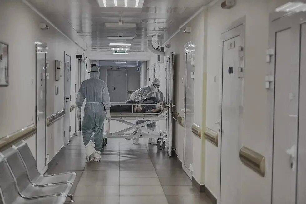 Ковид госпиталь Тольятти. Койки в коридоре больницы. Коридор больницы. Красный коридор в больнице.