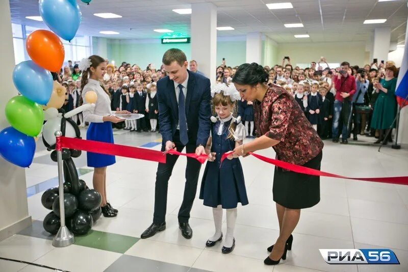 В школу идем сегодня оренбург. В школу идем сегодня оренбург. Картинка 1 сентября дети идут в школу. Школа 1 оренбург. Первоклассники в школе.