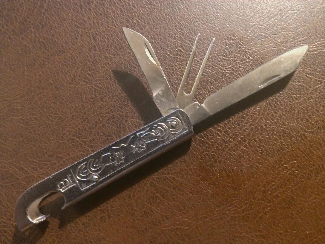 Игла сапожная изогнутая. Закрыть петли крючком. Шило инструмент. Как закрыть петли крючком. Раздвоенная остриё иглы для швейных машин.