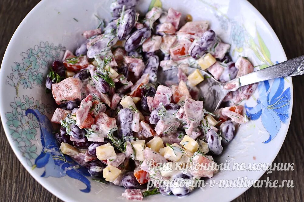 салат обжорка с кириешками. салат обжорка с курицей и фасолью. обжорка с печенью и солеными огурцами.