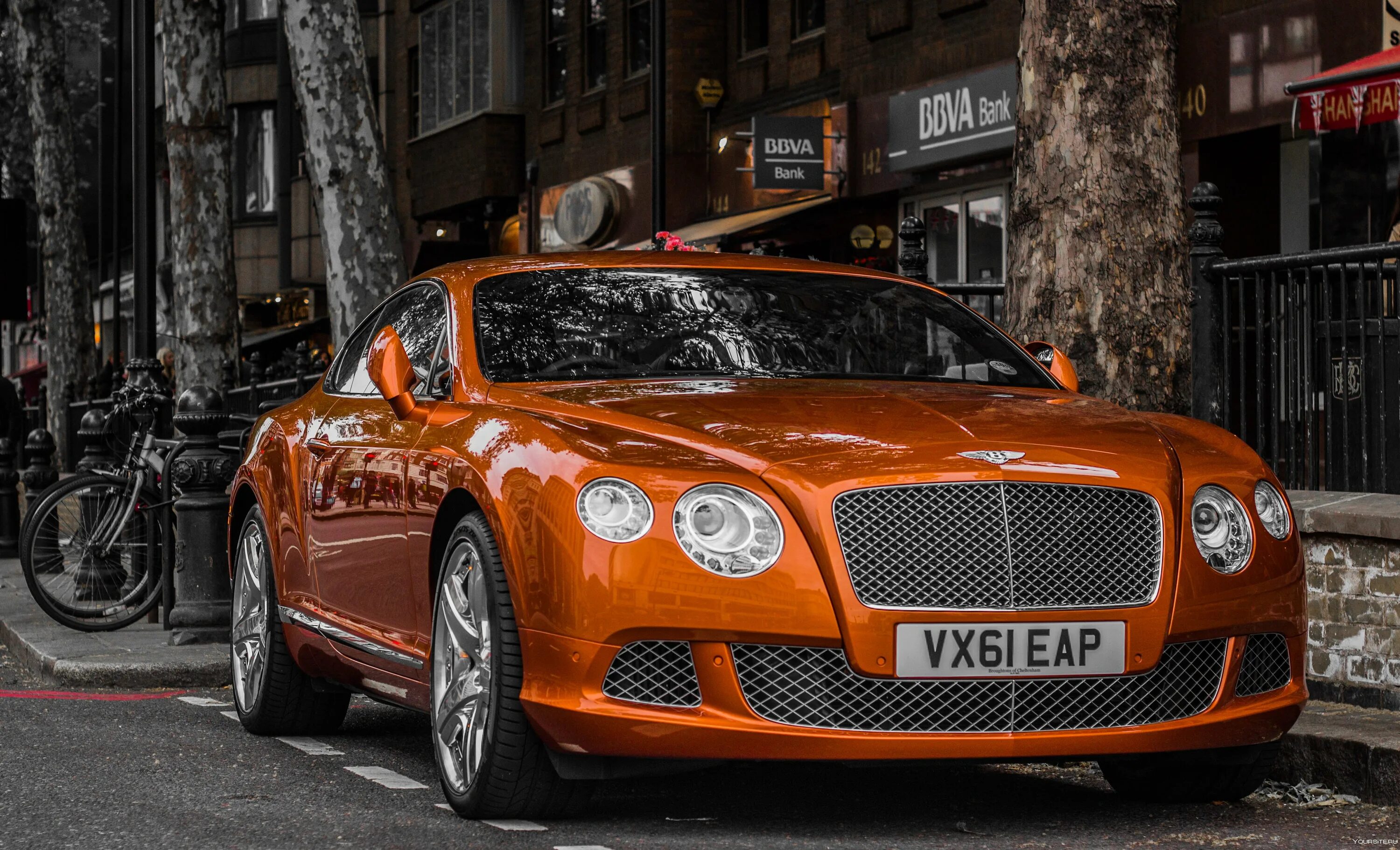 Автомобиль на г. Bentley Bentayga оранжевый. Золотой Бентли. Бентли 73 оранж. Крутая машина Бентли.
