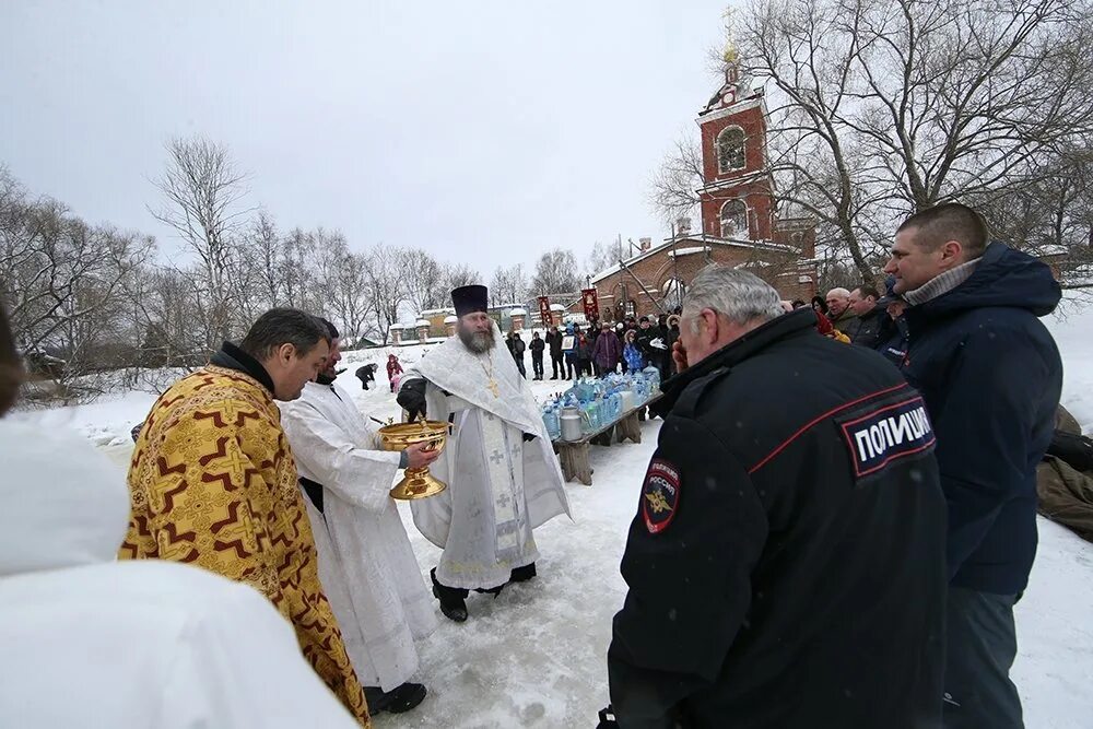 Купель на крещение. Крещение в давлеканово. Крещенские купания иордань. Купание в крещенские морозы. Крещенское купание в проруби.