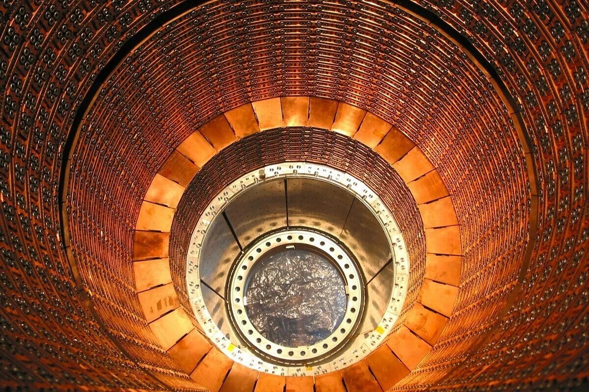 Ускоритель атомных частиц. Адронный коллайдер ЦЕРН. Большой адронный коллайдер ЦЕРН. Швейцария ЦЕРН коллайдер. LHCB большой адронный коллайдер.